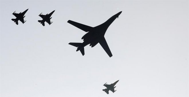 Estados Unidos hace una nueva demostración de fuerza y sobrevuela con bombarderos Corea del Norte