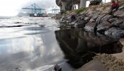 Un derrame en un almacén de Cepsa provoca una mancha de 500 metros de 'chapapote' en la costa de Algeciras
