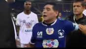 Maradona monta una bronca en un partido por la paz y otros vídeos