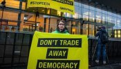 Greenpeace despliega una pancarta contraria al CETA en el edificio donde los Veintiocho negocian su firma