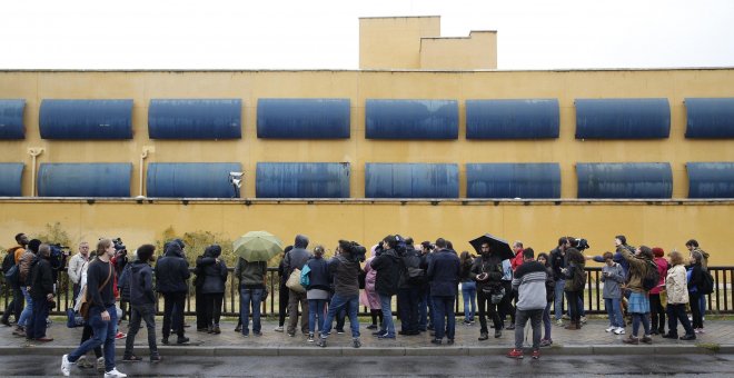 Detenidos cinco de los 16 migrantes fugados del CIE de Aluche en Madrid