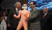 Escándalo en Chile: los empresarios regalan una muñeca hinchable al ministro de Economía