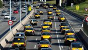 Una marcha lenta de taxistas colapsa las rondas de Barcelona