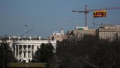 Activistas de Greenpeace despliegan una pancarta contra Trump cerca de la Casa Blanca
