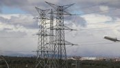 El precio de la electricidad cae este jueves un 4%, aunque se mantiene en niveles récord