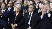 El candidato conservador francés Fillon se da un baño de masas mientras afronta nuevos escándalos