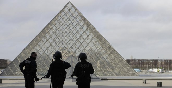 Un hombre armado y al grito de 'Alá es grande', abatido al lado del Louvre