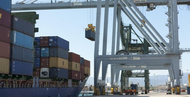 El récord de exportaciones ayuda a reducir el déficit comercial un 22% en 2016