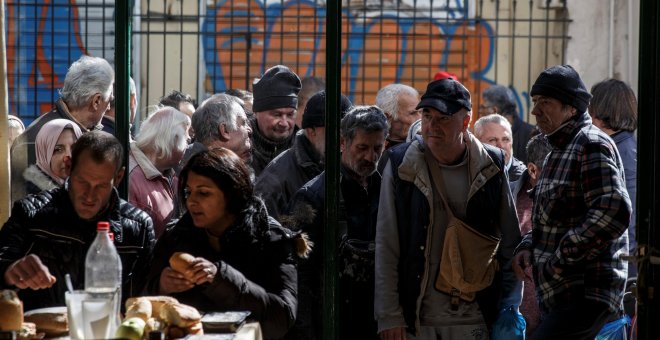 Tras siete años de rescate, los griegos se hunden aún más en la pobreza