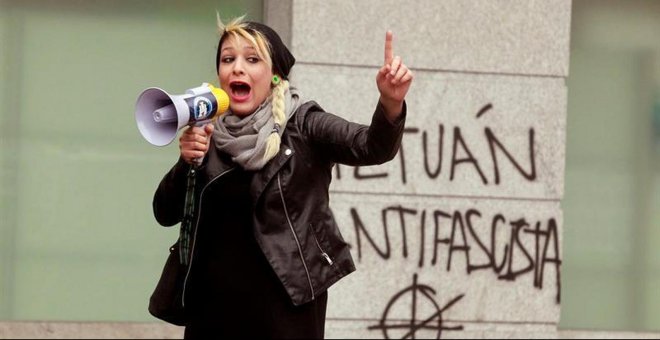 La jueza sienta en el banquillo a la líder de los neonazis de Hogar Social Madrid por incitación al odio