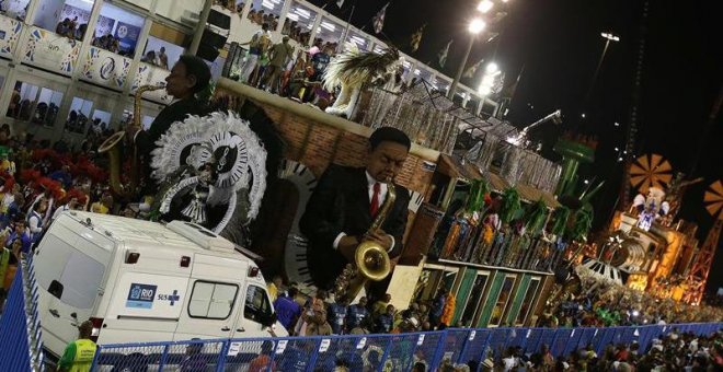 Al menos 15 heridos al desplomarse una pasarela de una carroza de carnaval en Brasil