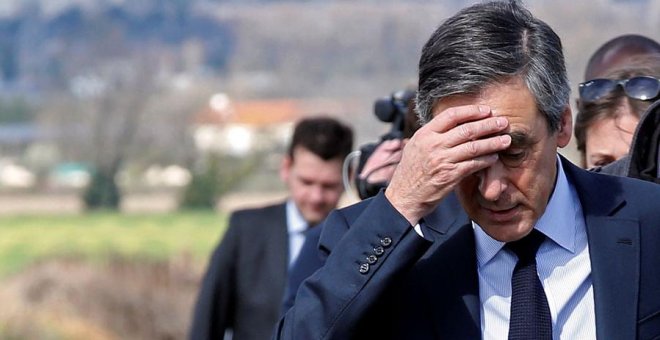 La Policía registra el domicilio de Fillon mientras decenas de altos cargos desertan de su candidatura