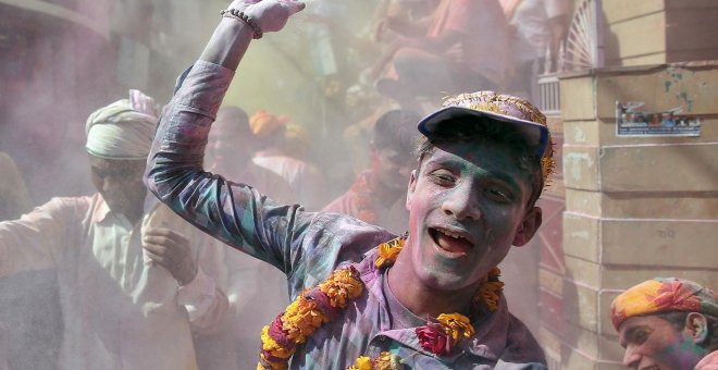 La India se tiñe de colores para recibir la primavera