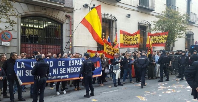Mas, recibido en Madrid por un grupo de ultras al grito de "separatistas, terroristas"