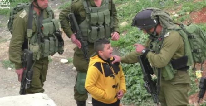 Soldados israelíes retienen e intimidan a un niño palestino para que delate a sospechosos