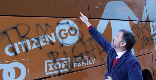 El 'autobús del odio' de Hazte Oír en Nueva York termina con pintadas y la luna rota