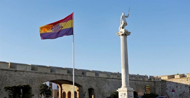 La Justicia obliga al Ayuntamiento Cádiz a retirar la bandera republicana