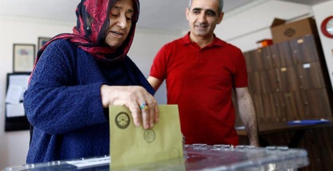 Largas colas para votar en el referéndum constitucional de Turquía