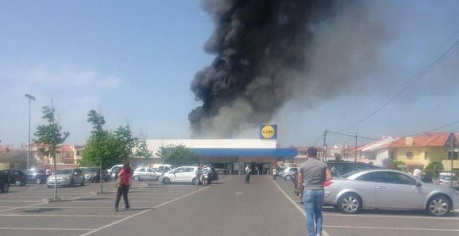 Cinco muertos al estrellarse una avioneta en un supermercado cerca de Lisboa