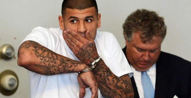 Un exjugador de la NFL condenado a cadena perpetua por asesinato se ahorca en su celda