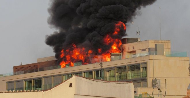 Incendio en una azotea en las inmediaciones de la Plaza de Callao de Madrid
