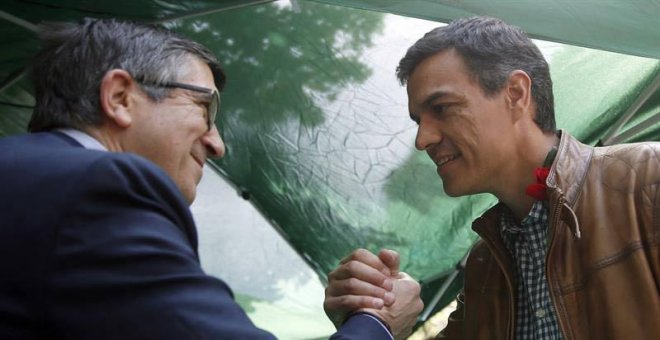 Los precandidatos usan el fracaso del PS francés para reforzar sus tesis en las primarias del PSOE