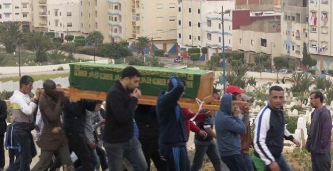 Cierra el paso fronterizo de Ceuta tras la muerte de dos porteadoras por avalanchas