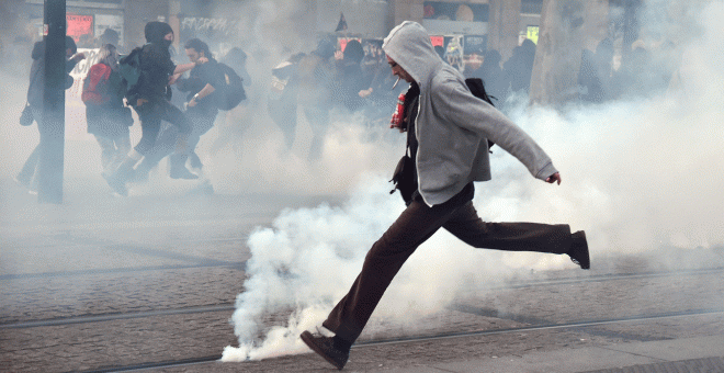 Dispersada con gases lacrimógenos una manifestación en Nantes contra Macron