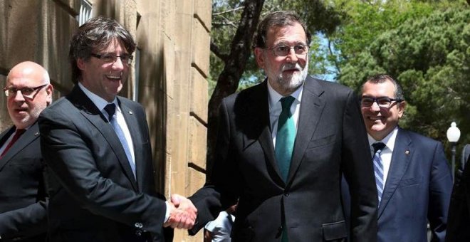 Rajoy y Puigdemont se saludan en la inauguración del Salón del Automóvil de Barcelona