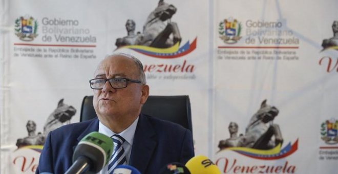 El embajador de Venezuela denuncia la inacción del Gobierno frente a los ataques "violentos" de la oposición