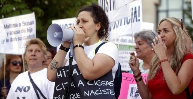 Absuelta la madre acusada de denuncia falsa tras negarse a entregar a su hija al padre, condenado por maltrato