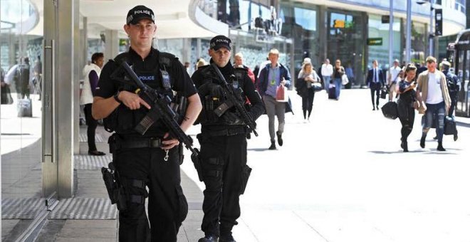 Reino Unido rebaja el nivel de alerta a 'grave' y el lunes retirará a los militares de las calles