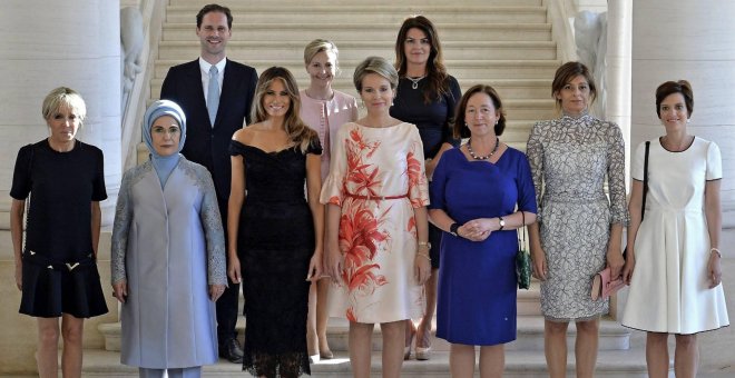Un hombre, por primera vez en la foto de las primeras damas de la cumbre del G-7