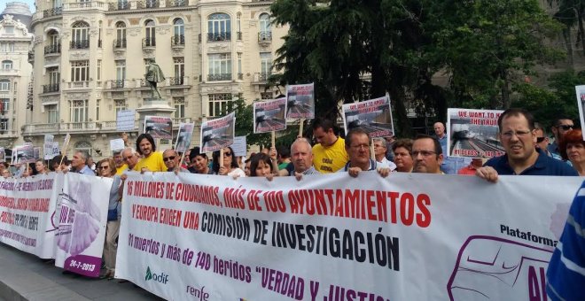 Las víctimas del Alvia se plantan frente al Congreso para reclamar una comisión de investigación