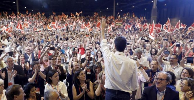 Ovación del PSOE en memoria de Carme Chacón en la clausura del Congreso Federal