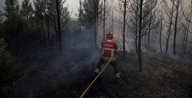 Portugal intenta sofocar un fuego que ha quemado el futuro de muchos pueblos
