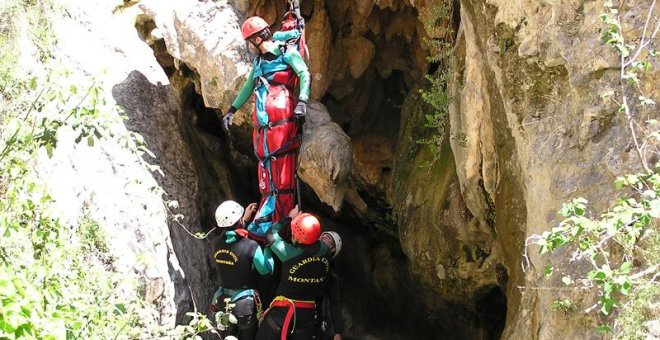 La Guardia Civil tarda 8 años en equipar a su único agente femenino de montaña