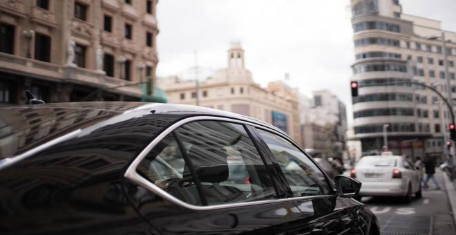 Fomento actuará contra la burbuja de licencias para Uber y Cabify