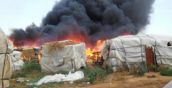 El Ayuntamiento de Lepe abandona a su suerte a medio centenar de temporeros tras el incendio de las chabolas donde vivían