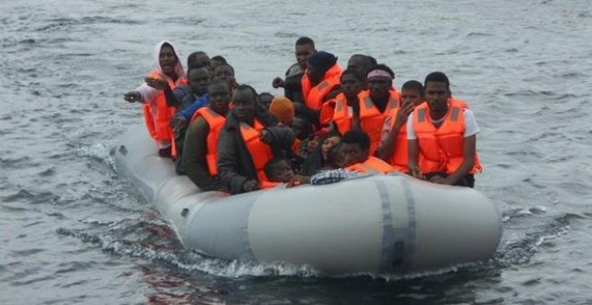 Rescatados en la isla de Alborán solo 3 supervivientes de una patera en la que viajaban 52 inmigrantes
