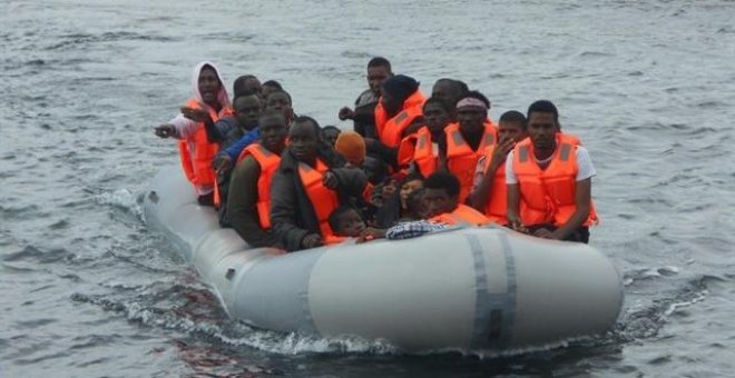 Buscan en el levante de la isla de Alborán a 50 inmigrantes de la patera hundida