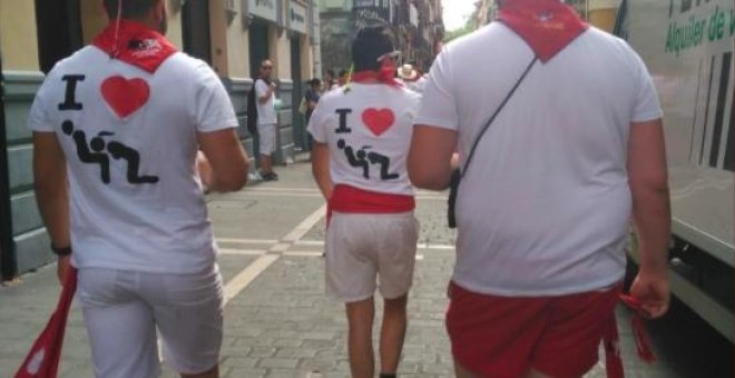 Chapas y eslóganes sexistas proliferan en San Fermín como reacción a la campaña de tolerancia cero