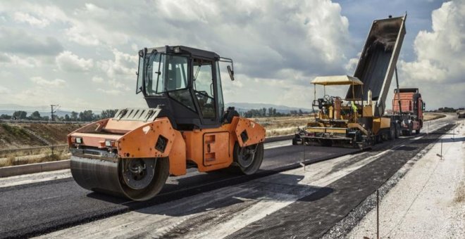 Denuncian a una empresa por la muerte de un obrero cuando asfaltaba una carretera a 43 grados en Morón de la Frontera