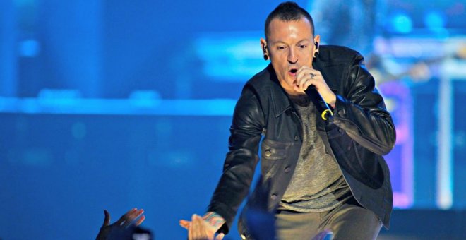 Hallan ahorcado a Chester Bennington, cantante de Linkin Park
