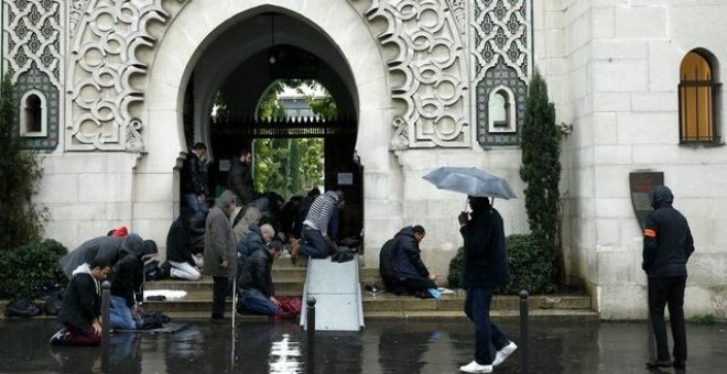 Un hombre intenta estrangular a una mujer en Francia por fumar en una mezquita