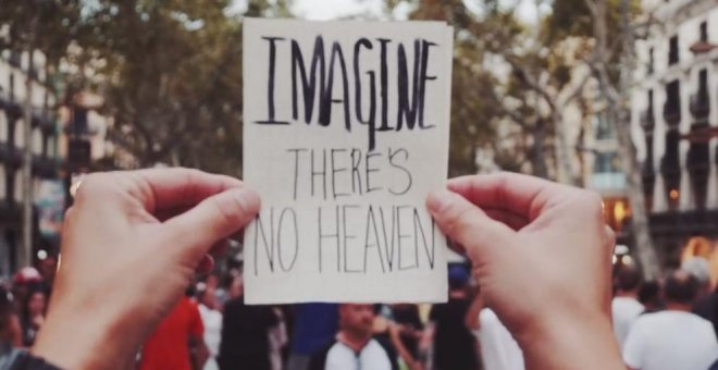 Un emotivo homenaje a las víctimas del atentado en Catalunya a ritmo de 'Imagine'