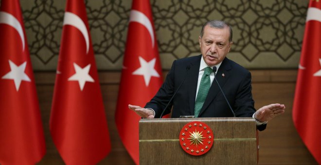 Erdogan purga a cientos de funcionarios por decreto y refuerza sus poderes