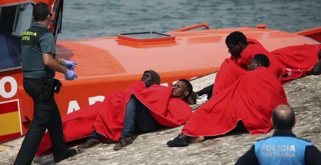 Rescatada una patera con 54 personas a bordo en aguas del Estrecho de Gibraltar