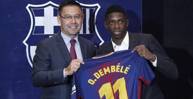 Gritos de "Bartomeu dimisión" en la accidentada presentación de Dembélé