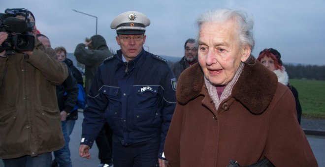 Condenada a otros seis meses de prisión 'la abuela nazi' por negar el Holocausto